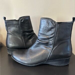 Taos Footwear Black leather Ankle Boots